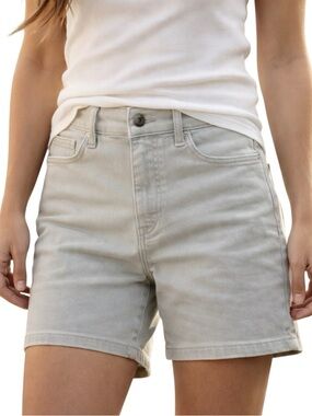 Parasuco beige  stretchy bermuda shorts, zip/ button closure, Size 8